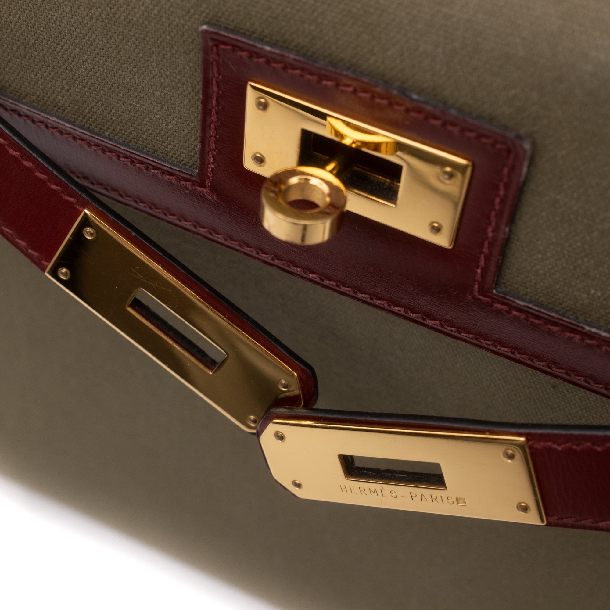 Hermès Kelly 28 Etoile aus weinrotem Rouge Ash Boxcalf Leder und Khakifarbenem Canvas Material im Sellier Stil und mit goldener Hardware