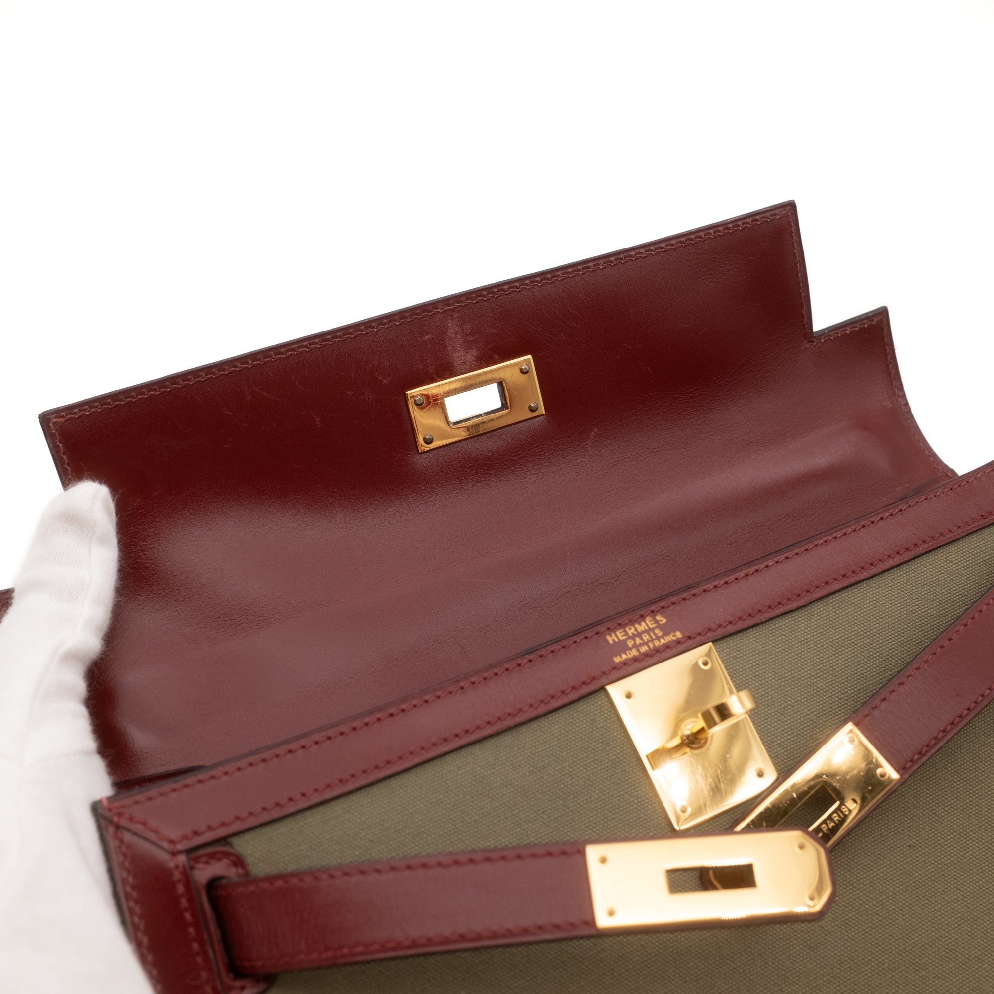 Hermès Kelly 28 Etoile aus weinrotem Rouge Ash Boxcalf Leder und Khakifarbenem Canvas Material im Sellier Stil und mit goldener Hardware