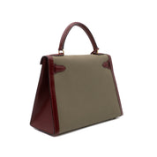 Hermès Kelly 28 Etoile aus weinrotem Rouge Ash Boxcalf Leder und Khakifarbenem Canvas Material im Sellier Stil und mit goldener Hardware
