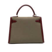 Hermès Kelly 28 Etoile aus weinrotem Rouge Ash Boxcalf Leder und Khakifarbenem Canvas Material im Sellier Stil und mit goldener Hardware