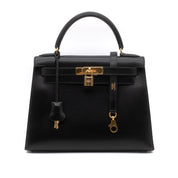 Hermès Kelly 28 aus schwarzem Boxcalf Leder im Sellier Stil mit goldener Hardware Vorderansicht 