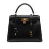 Hermès Kelly 28 aus schwarzem Boxcalf Leder im Sellier Stil mit goldener Hardware Vorderansicht 