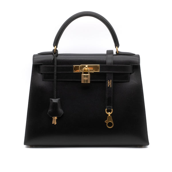 Hermès Kelly 28 aus schwarzem Boxcalf Leder im Sellier Stil mit goldener Hardware Vorderansicht 
