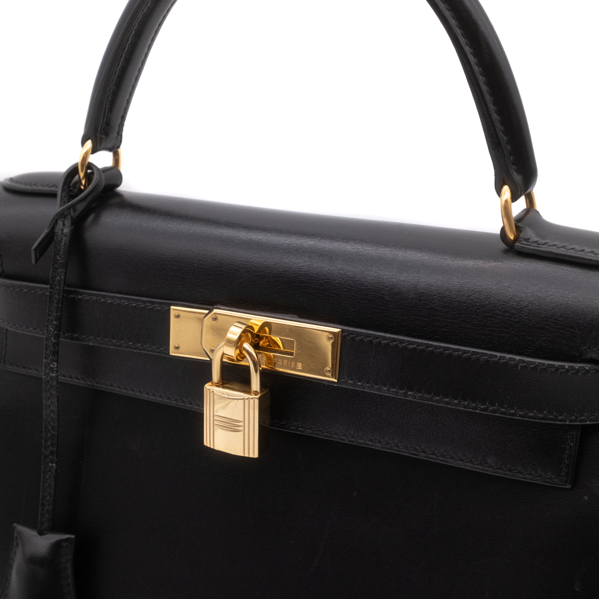 Hermès Kelly 28 aus schwarzem Boxcalf Leder im Sellier Stil mit goldener Hardware