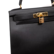 Hermès Kelly 28 aus schwarzem Boxcalf Leder im Sellier Stil mit goldener Hardware