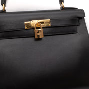 Hermès Kelly 28 aus schwarzem Boxcalf Leder im Sellier Stil mit goldener Hardware