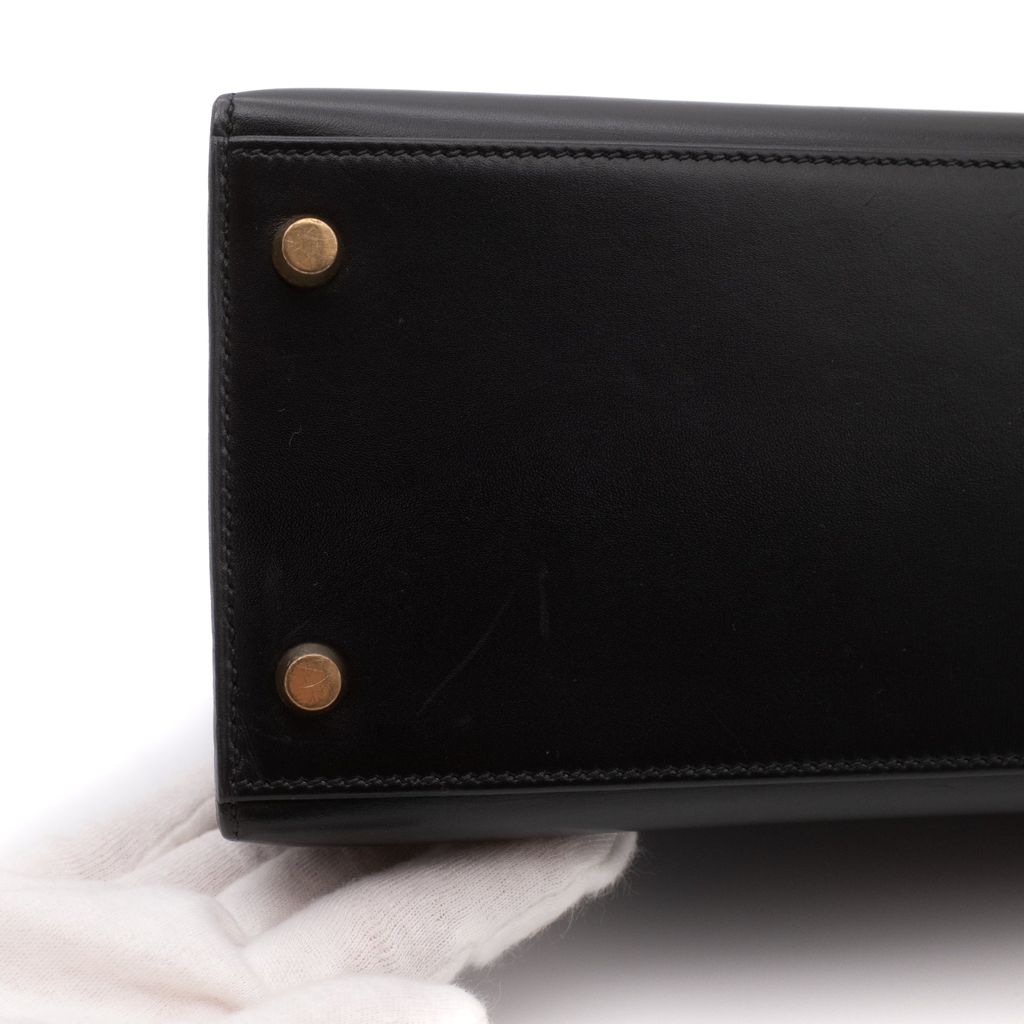 Hermès Kelly 28 aus schwarzem Boxcalf Leder im Sellier Stil mit goldener Hardware