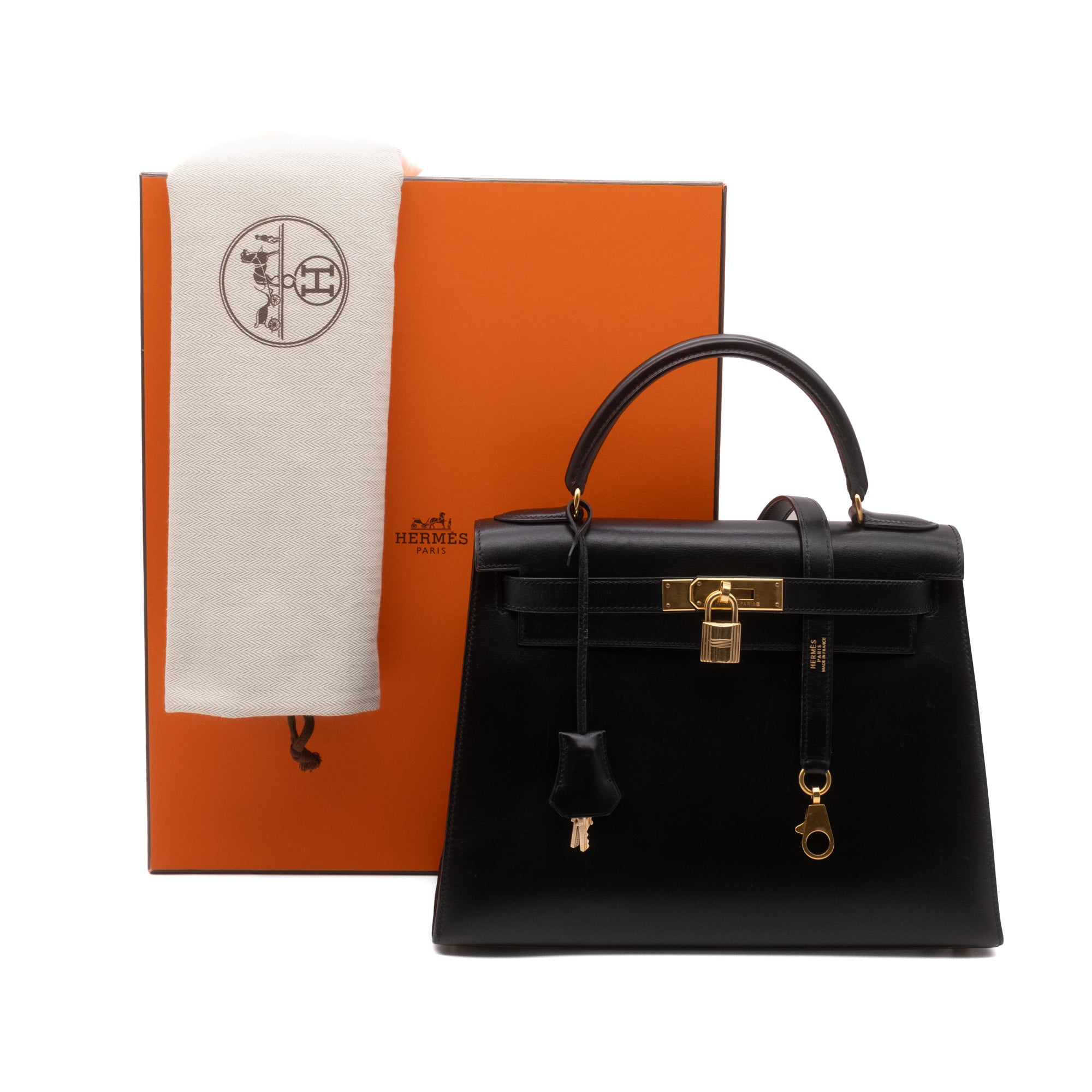 Hermès Kelly 28 aus schwarzem Boxcalf Leder im Sellier Stil mit goldener Hardware Lieferumfang 