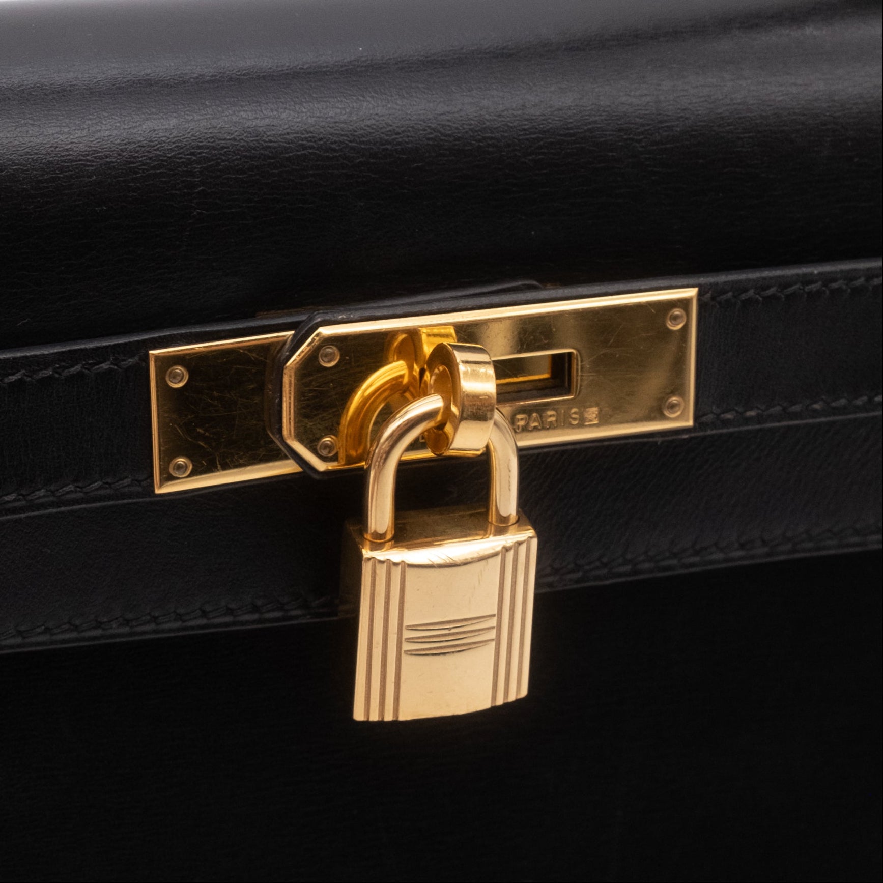 Hermès Kelly 28 aus schwarzem Boxcalf Leder im Sellier Stil mit goldener Hardware