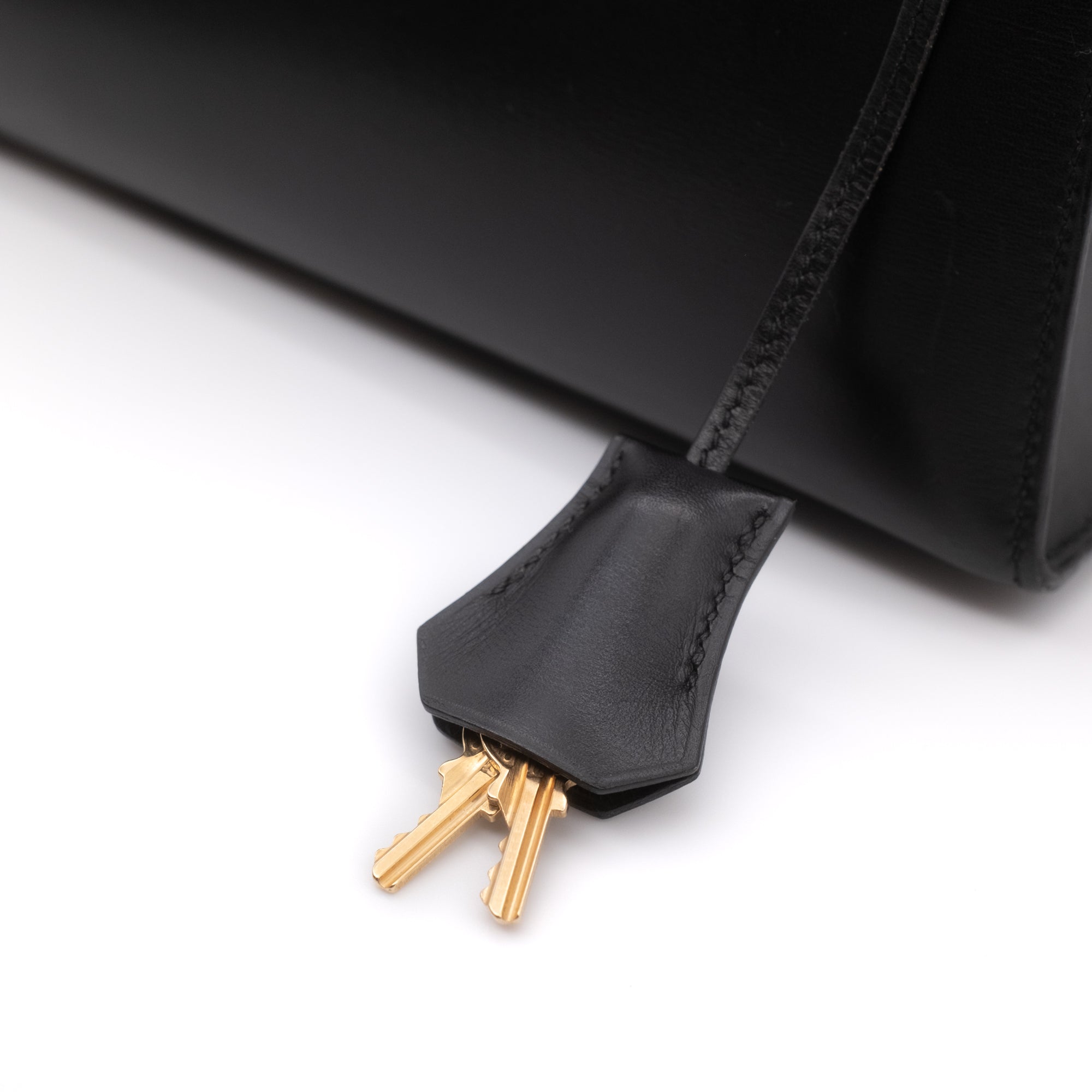 Hermès Kelly 28 aus schwarzem Boxcalf Leder im Sellier Stil mit goldener Hardware Clochette