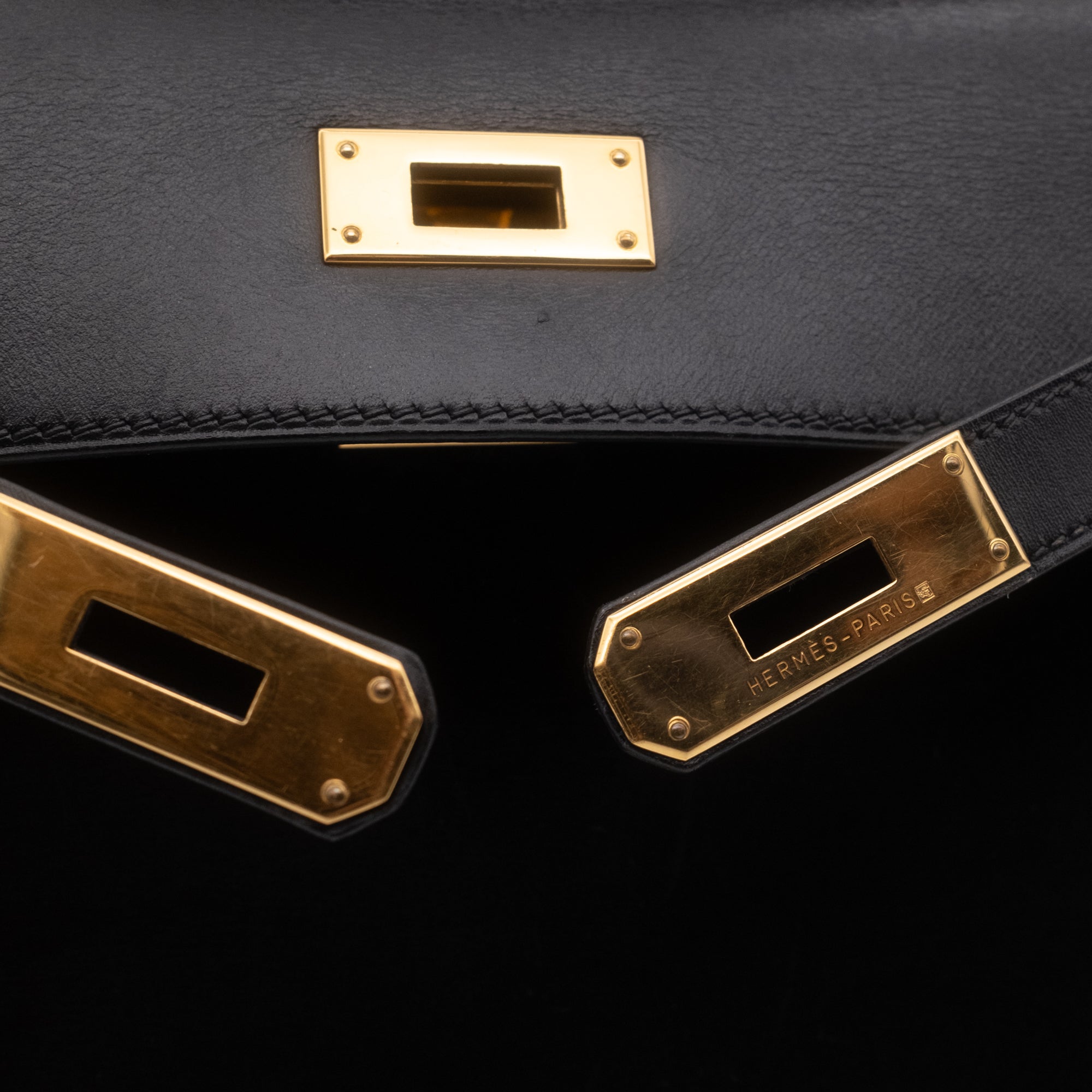 Hermès Kelly 28 aus schwarzem Boxcalf Leder im Sellier Stil mit goldener Hardware