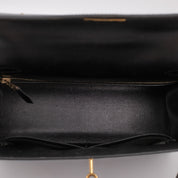 Hermès Kelly 28 aus schwarzem Boxcalf Leder im Sellier Stil mit goldener Hardware