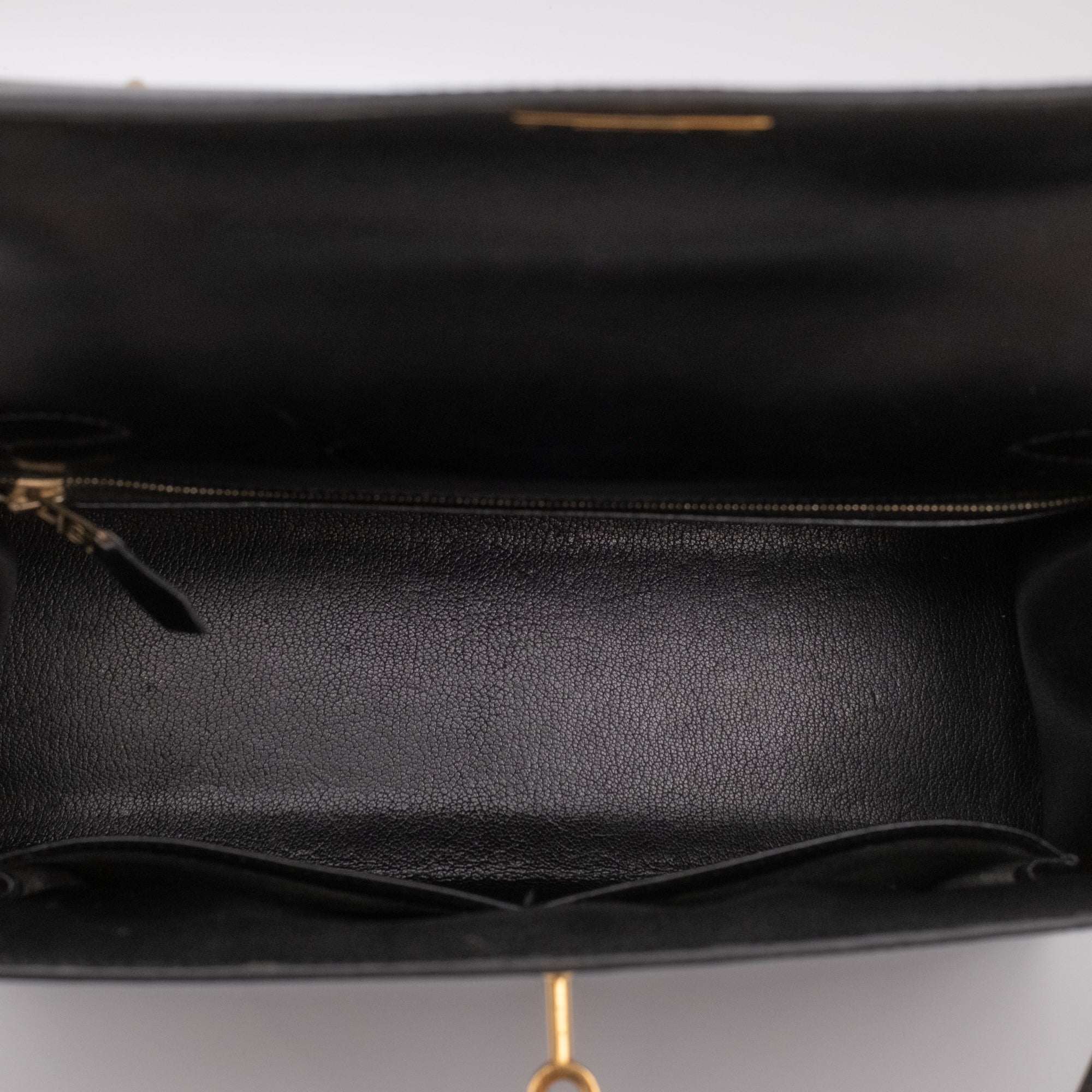 Hermès Kelly 28 aus schwarzem Boxcalf Leder im Sellier Stil mit goldener Hardware