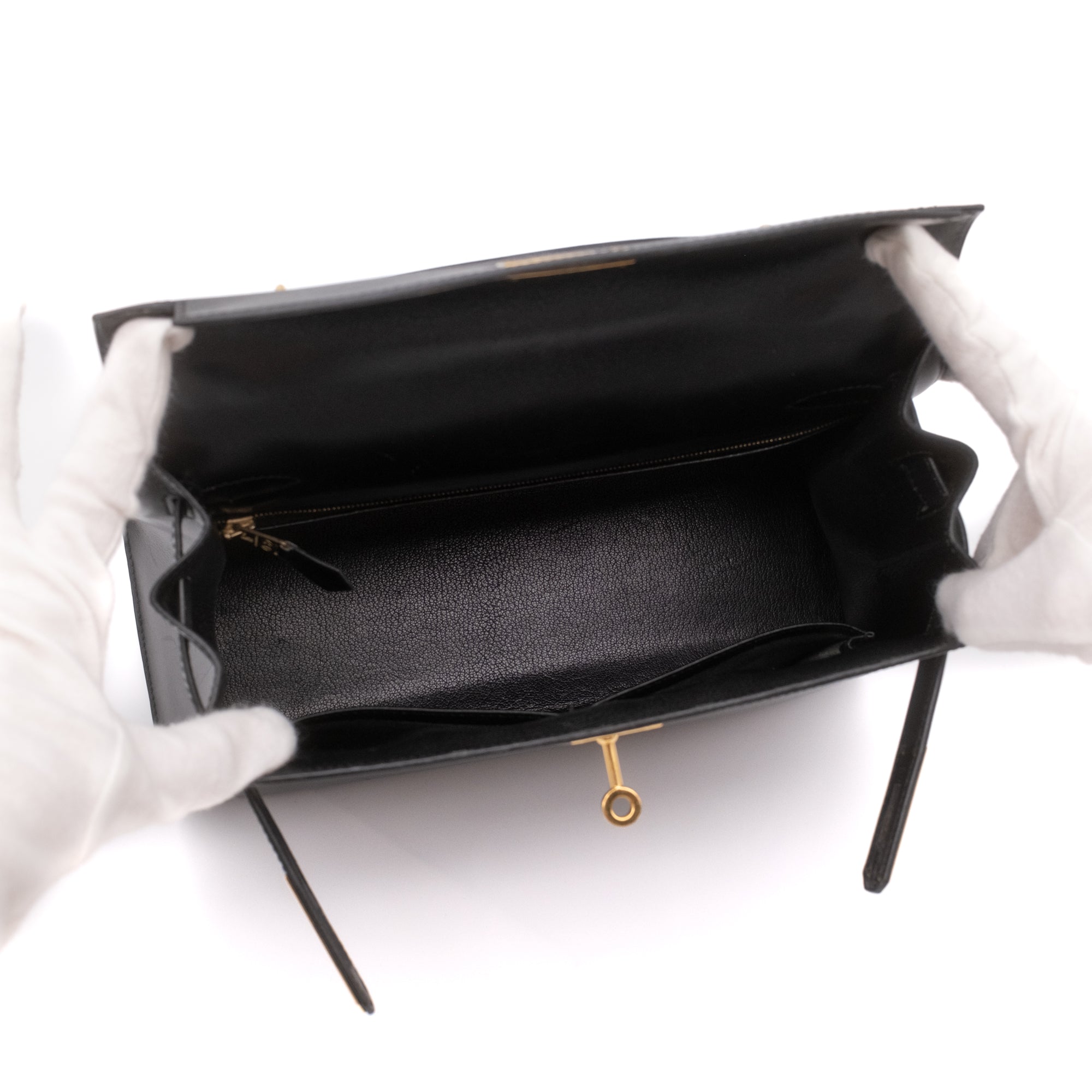 Hermès Kelly 28 aus schwarzem Boxcalf Leder im Sellier Stil mit goldener Hardware