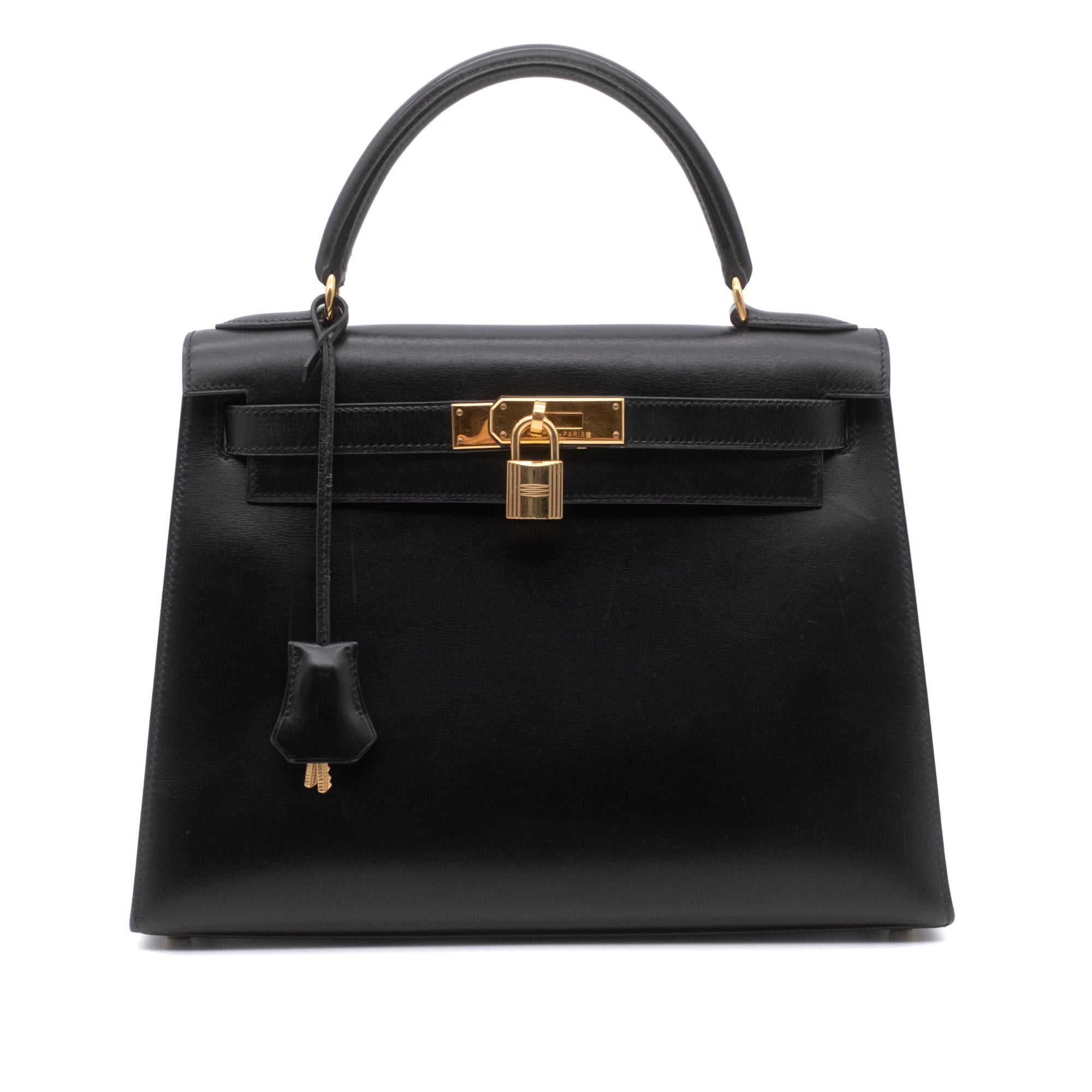 Hermès Kelly 28 aus schwarzem Boxcalf Leder im Sellier Stil mit goldener Hardware Frontansicht 