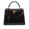 Hermès Kelly 28 aus schwarzem Boxcalf Leder im Sellier Stil mit goldener Hardware Frontansicht 