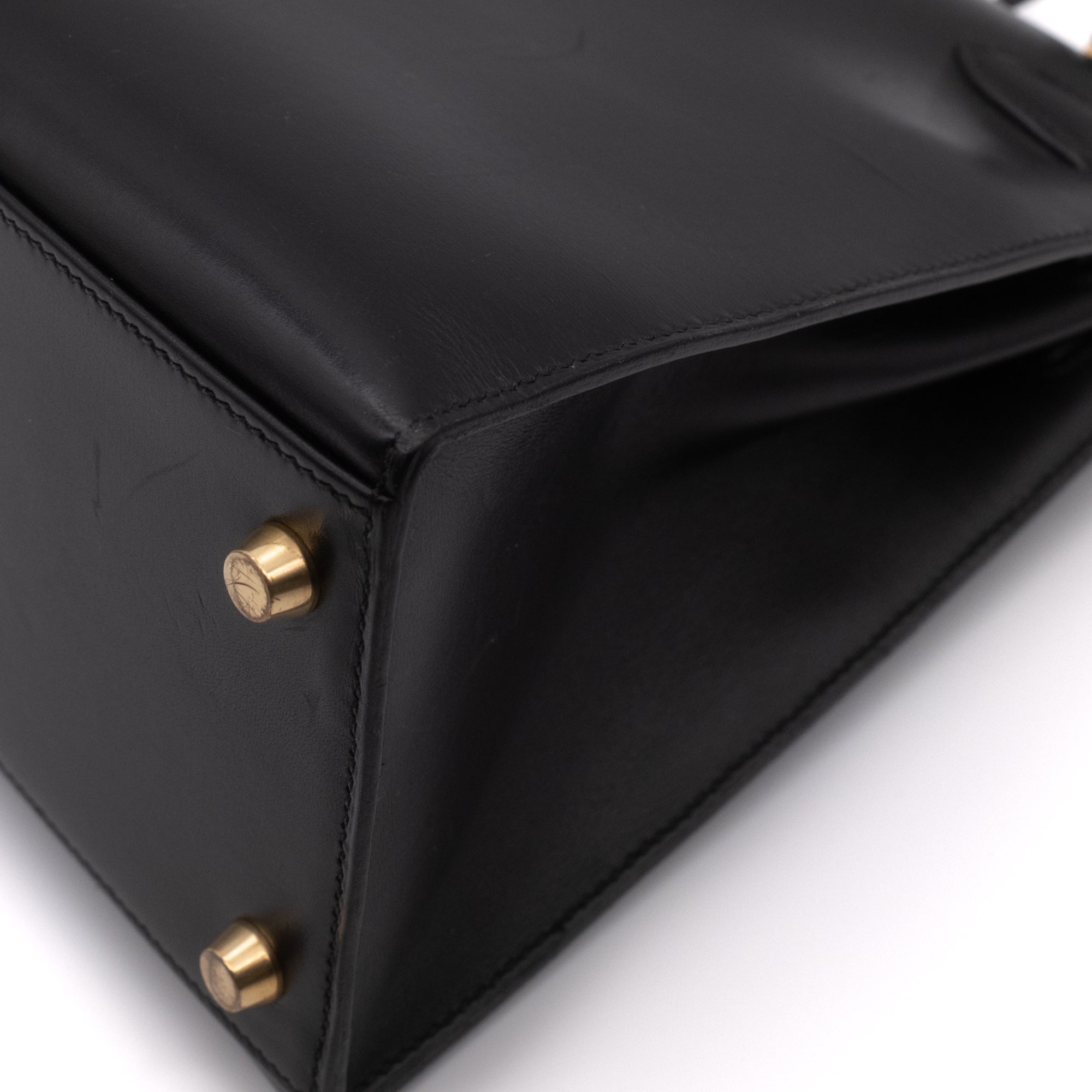 Hermès Kelly 28 aus schwarzem Boxcalf Leder im Sellier Stil mit goldener Hardware