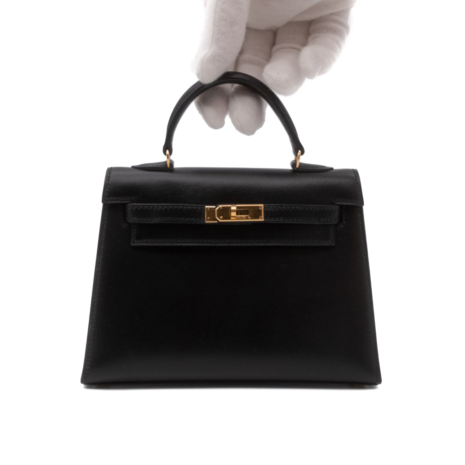 Vintage Hermès Micro Mini Kelly 15 in schwarzem Boxcalf Leder mit goldfarbener Hardware im Sellier Stil Tragebild