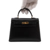 Vintage Hermès Micro Mini Kelly 15 in schwarzem Boxcalf Leder mit goldfarbener Hardware im Sellier Stil Tragebild